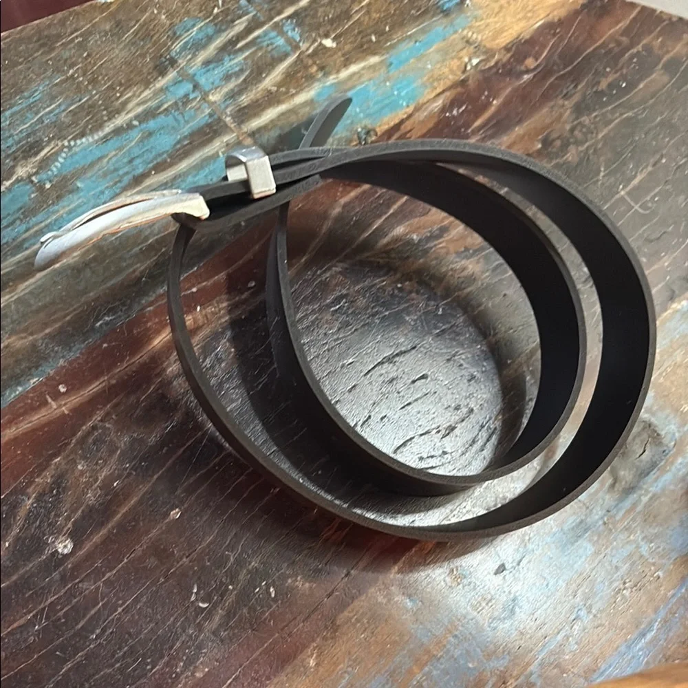 Bill Blass Woman’s Brown Leather Belt